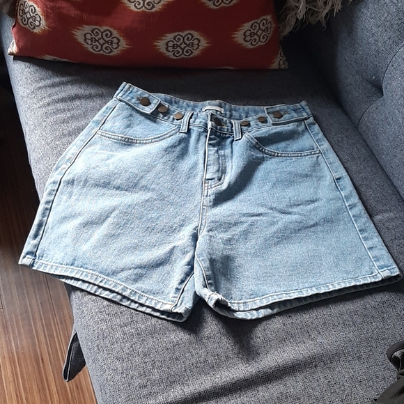 Ladies Jean's shorts - Picture 2 of 4